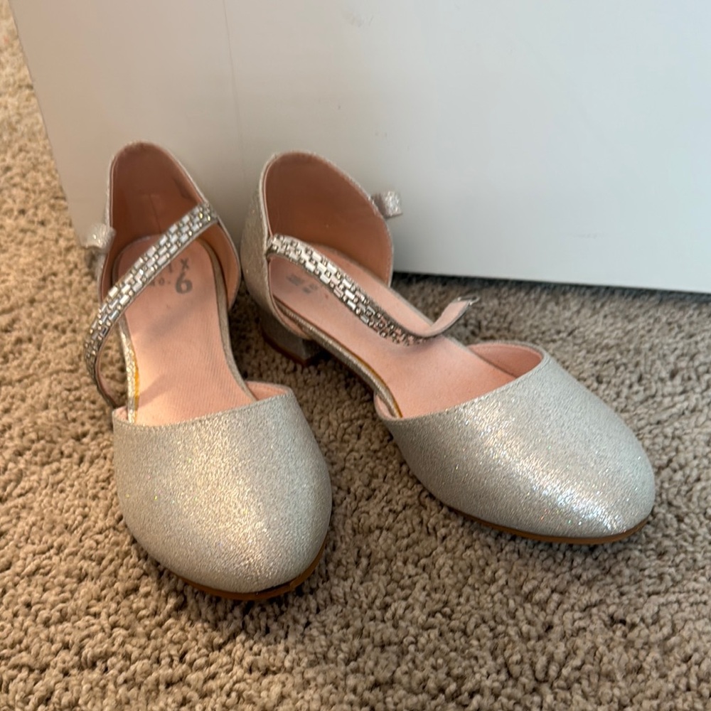 Girls Mix No. 6 Silver Dress Shoes (size 4)